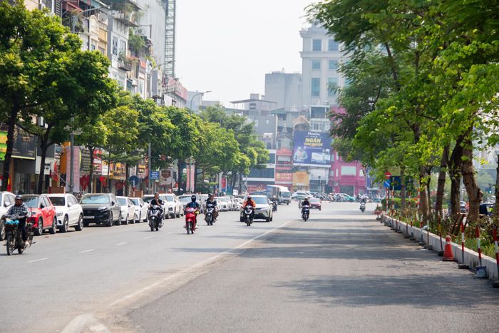 Phương án tổ chức 3 làn xe mỗi chiều trên phố Ô Chợ Dừa cơ bản thành hình, mở rộng không gian lưu thông, giúp các phương tiện di chuyển thuận lợi hơn.
