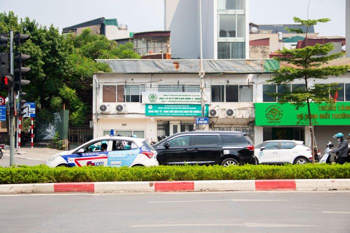 Anh Nguyễn Thế Cường (phường Giảng Võ, Hà Nội) cho biết, khu vực này thường có mật độ phương tiện đông, đặc biệt vào giờ cao điểm. Việc mở rộng mặt đường giúp xe cộ có thêm không gian di chuyển, hạn chế cảnh chen lấn khi qua tuyến phố.