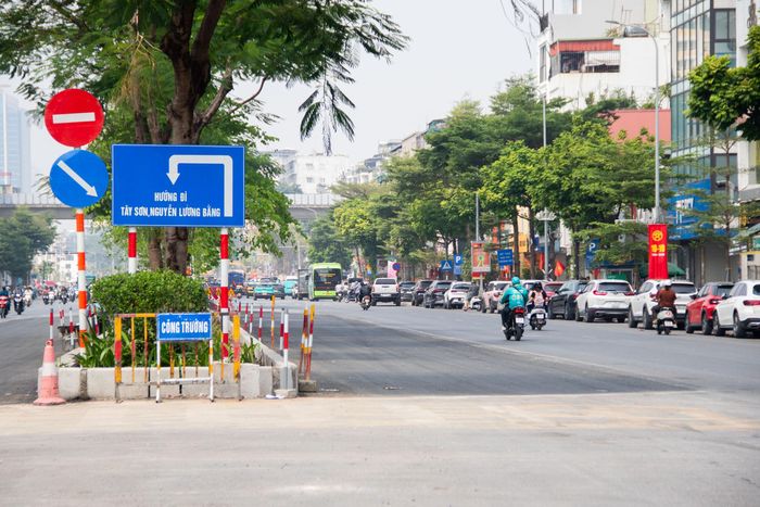 Ghi nhận ngày 9/10, dải phân cách giữa phố Ô Chợ Dừa đã được thu hẹp, giúp mở rộng mặt đường thêm 5,5m mỗi bên, tạo thêm không gian cho các phương tiện lưu thông.