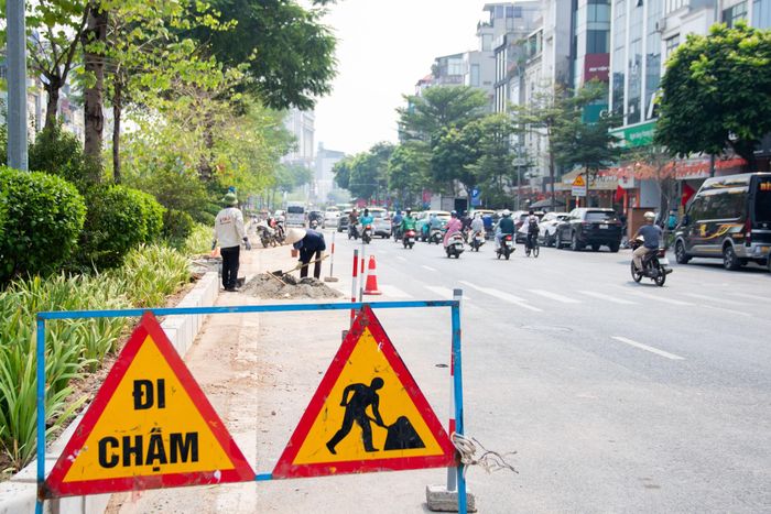 Trên công trường, công nhân đang khẩn trương hoàn thiện hệ thống bó vỉa dải phân cách giữa, chuẩn bị thảm bê tông nhựa mặt đường. 