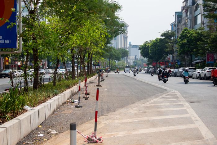 Chị Trần Thu Hà, người tham gia giao thông trên phố Ô Chợ Dừa, cho rằng việc thu hẹp dải phân cách để mở rộng mặt đường là cần thiết khi lưu lượng phương tiện qua khu vực lớn. Chị cũng đề xuất lực lượng chức năng tiếp tục theo dõi giao thông vào giờ cao điểm, kịp thời điều chỉnh phương án tổ chức giao thông nếu phát sinh điểm ùn tắc mới.