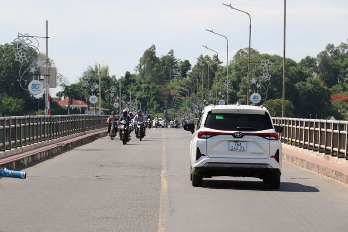 Bề rộng mặt cầu phần xe chạy 7,5m, được phân thành 2 làn, có lề bộ hành và bố trí lan can hai bên, điện chiếu sáng một bên.