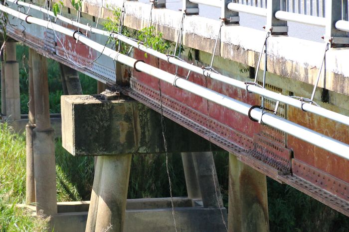 Cọc trụ có đường kính 70cm, cấu tạo đa lớp với cọc thép bọc bê tông bên ngoài, bên trong nhồi bê tông mác cao có bố trí lõi thép.