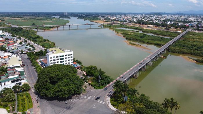 Hơn nửa thế kỷ tồn tại, cầu Trà Khúc 1 hiện đã xuống cấp và không còn đáp ứng được năng lực vận tải trong bối cảnh lưu lượng phương tiện tăng "nóng", đô thị hóa diễn ra nhanh chóng.