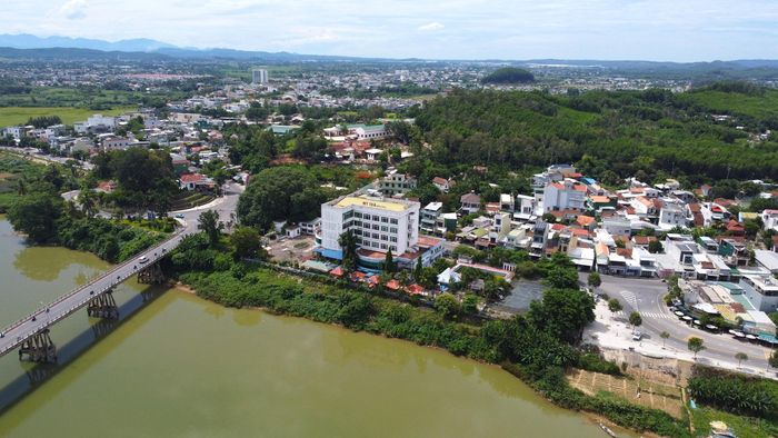 Đầu cầu phía Bắc thuộc phường Trương Quang Trọng, giao với các trục Nguyễn Văn Linh - Quốc lộ 24B và đường Tế Hanh chạy dọc sông, bên hông là khách sạn Mỹ Trà nổi tiếng Quảng Ngãi. 