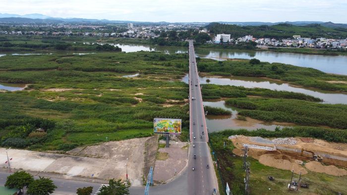 Xây mới cầu Trà Khúc 1 là yêu cầu được đặt ra trong bối cảnh Quảng Ngãi từng bước hoàn thiện mạng lưới giao thông, tăng kết nối khu vực cửa ngõ và trung tâm công nghiệp phía Bắc với vùng lõi đô thị của tỉnh, cũng như nới rộng không gian phát triển, tạo điểm nhấn không gian kiến trúc cảnh quan và xây dựng biểu tượng mới cho đô thị trung tâm.