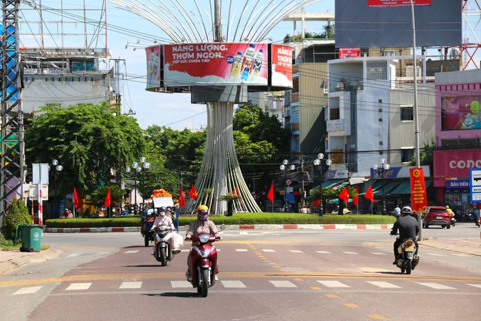 Đầu phía Nam nối với đường Quang Trung, thuộc phường Nghĩa Lộ, là cửa ngõ đi phía Bắc của đô thị Quảng Ngãi. 