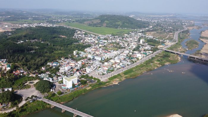 Đầu phía Bắc cầu mới sẽ được xây dựng lệch Đông 11 độ so với cầu cũ, mặt đường rộng 28m, vuốt nối vào vòng xoay hình thành mới nút giao cắt các tuyến đường Trần Văn Trà - Hoàng Sa - Nguyễn Văn Linh - Tế Hanh kéo dài.