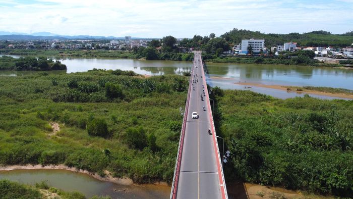 Cầu có chiều dài 640m, gồm 19 nhịp, mỗi nhịp 24m.