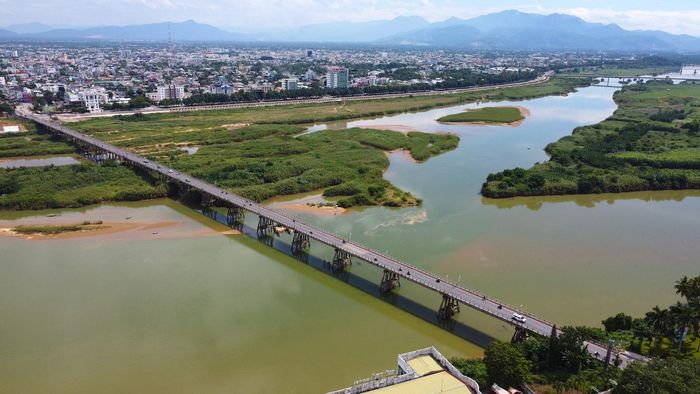 Đây là cầu đường bộ đầu tiên bắc qua sông Trà Khúc đoạn qua đô thị trung tâm Quảng Ngãi.