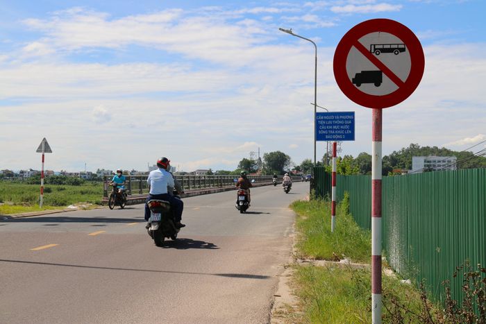Năm 2015, sau khi kiểm định cầu yếu, Quảng Ngãi cấm xe khách và xe tải qua cầu. Hiện chỉ xe ô tô con, xe máy và người đi bộ được lưu thông. Mùa mưa lũ, khi nước sông Trà Khúc ở ngưỡng báo động 3, cầu bị phong tỏa để đảm bảo an toàn.