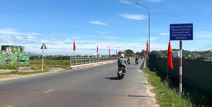Trung tuần tháng 10/2026, Quảng Ngãi sẽ cấm xe lưu thông qua cầu Trà Khúc để phục vụ công tác thi công xây dựng cầu Trà Khúc 1 mới, công trình có tổng mức đầu tư 2.199 tỷ đồng, vừa được khởi công ngày 8/10 vừa qua. 