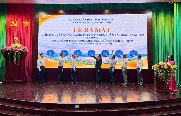 Ban tổ chức thực hiện nghi thức "Chính quyền đồng hành, phục vụ người dân và doanh nghiệp".