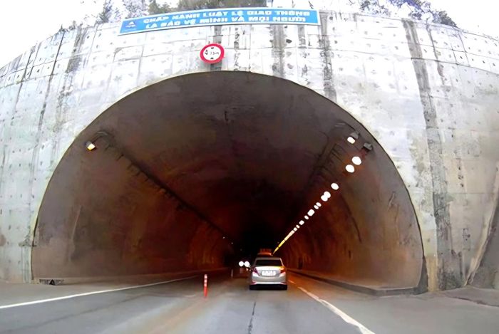 Đường hầm tại Km249+800 trên cao tốc Nội Bài - Lào Cai.
