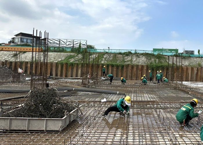 Nguồn thợ xây dựng khan hiếm, chi phí nhân công chịu sức ép, trong khi mức lương cao chưa đủ bảo đảm khả năng giữ chân người lao động.
