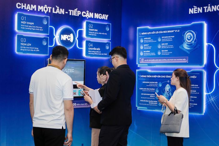 Khách mời tại lễ ra mắt quan tâm đến những nền tảng mới.