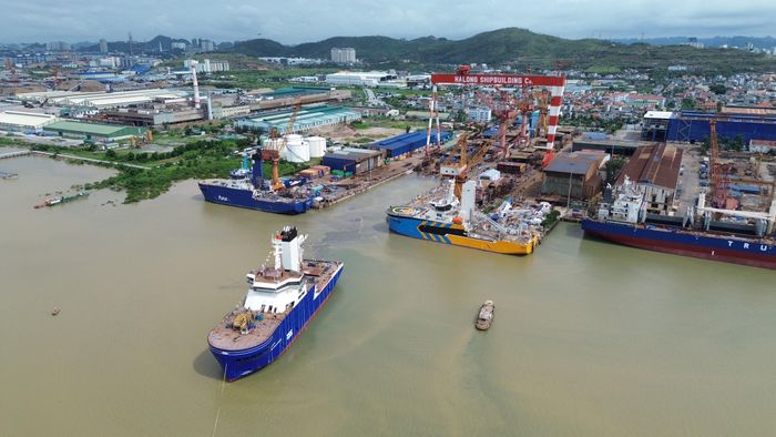 Tàu CSOV8720 sản phẩm do Công ty Đóng tàu Hạ Long thực hiện. Chủ đầu tư là Tập đoàn DAMEN (Hà Lan). Tàu có chiều dài lớn nhất =89.48m; chiều rộng tàu= 19.7m; mớn nước mùa hè = 5.3m; chiều cao tĩnh không của tàu =33.0m; tốc độ chạy thử khoảng 12.5 hải lý.