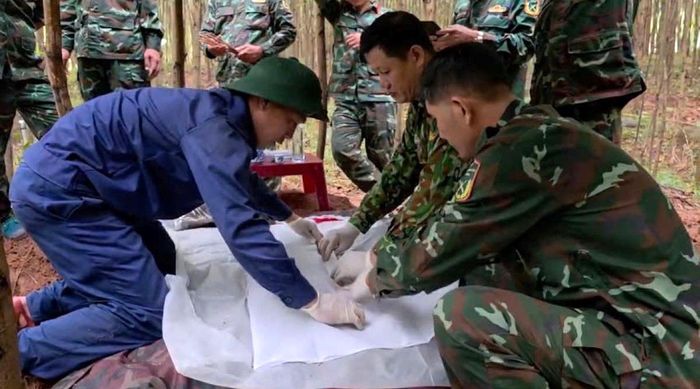 Hài cốt liệt sĩ được lực lượng chức năng bảo quản cẩn trọng để di chuyển về phục vụ công tác nghiên cứu, đối chiếu, xác minh thông tin.