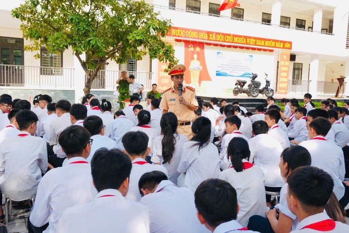 Những câu hỏi tình huống về Luật Trật tự, an toàn giao thông đường bộ được đưa ra để học sinh trực tiếp trả lời, tạo không khí tương tác và giúp kiến thức pháp luật dễ tiếp cận hơn.