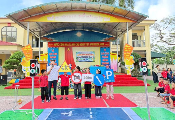 Tại Trường Tiểu học Hội Thịnh A (xã Hội Thịnh) giáo dục văn hóa giao thông được tổ chức theo hình thức trực quan, sinh động.