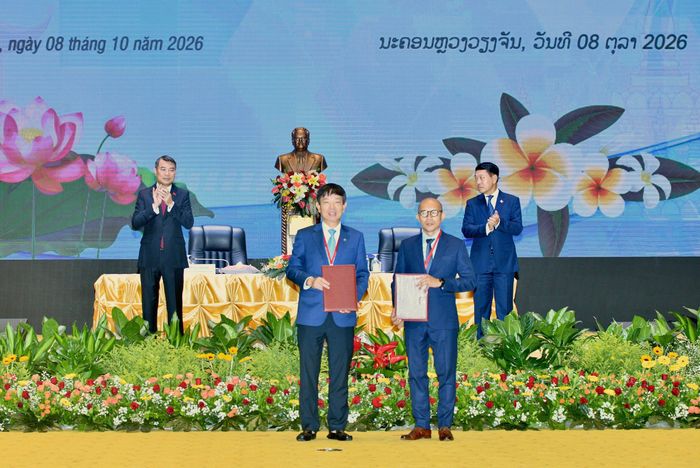 Ông Đinh Văn Tuấn, Phó tổng giám đốc Vietnam Airlines và ông Inthy Deuansavanh, Chủ tịch Hiệp hội đại lý du lịch Lào (LATA) trao biên bản ghi nhớ hợp tác.