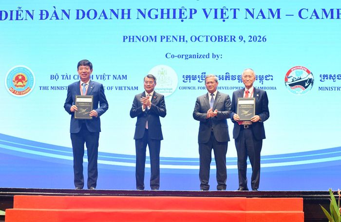 Ông Đinh Văn Tuấn, Phó tổng giám đốc Vietnam Airlines và ông Lok Neak Oknha Dr. Pung Kheav Se, Chủ tịch Hội đồng quản trị CAIC trao biên bản hợp tác.