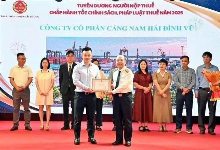  Trưởng Thuế TP. Hải Phòng Nguyễn Tiến Trường trao giấy khen cho các doanh nghiệp, cá nhân chấp hành tốt chính sách pháp luật thuế năm 2025. Ảnh: CTV 