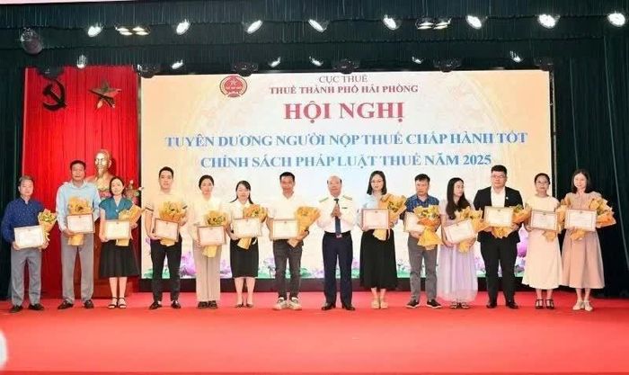  Trưởng Thuế TP. Hải Phòng Nguyễn Tiến Trường trao giấy khen cho các doanh nghiệp, cá nhân chấp hành tốt chính sách pháp luật thuế năm 2025. Ảnh: CTV 