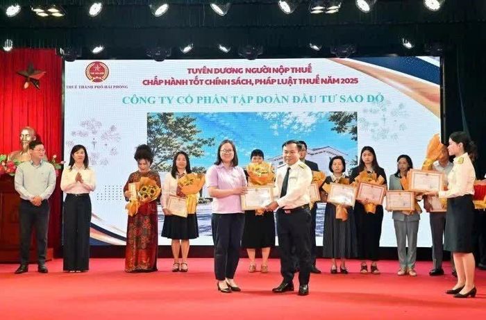  Phó Trưởng Thuế TP. Hải Phòng Đinh Văn Thanh trao giấy khen cho các doanh nghiệp, cá nhân chấp hành tốt chính sách pháp luật thuế năm 2025. Ảnh: CTV 