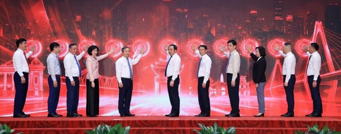 Các đại biểu thực hiện nghi lễ ấn nút lễ công bố danh mục công trình, dự án khởi công, khánh thành, triển khai thực hiện chào mừng kỷ niệm 72 năm Ngày Giải phóng Thủ đô. Ảnh: BTC