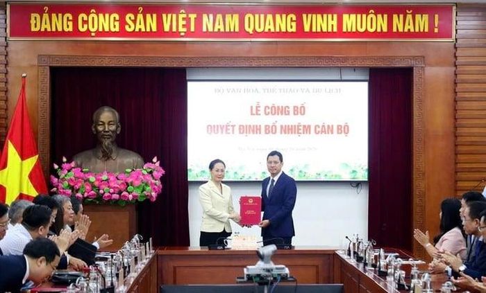 Bộ trưởng Bộ Văn hóa, Thể thao và Du lịch Lâm Thị Phương Thanh trao quyết định điều động, bổ nhiệm cho ông Lê Quang Tự Do - Ảnh: Bộ VHTTDL