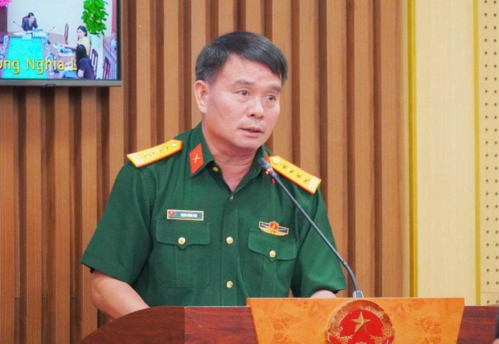 Đại tá Trịnh Công Sơn, Phó Chính ủy Bộ Chỉ huy Quân sự tỉnh Quảng Ngãi báo cáo tại cuộc họp.
