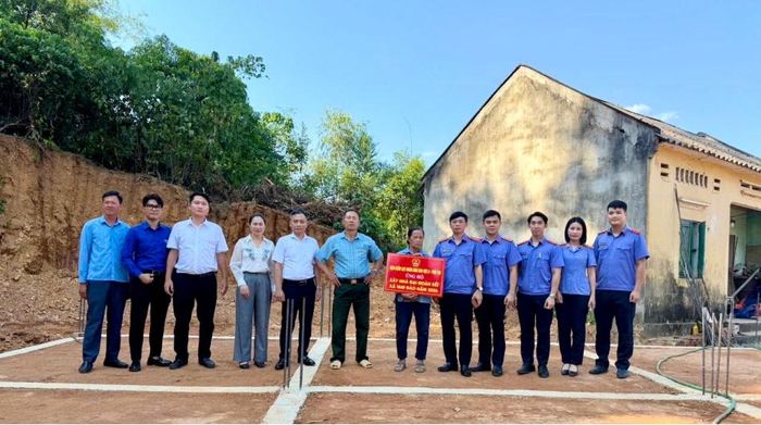 Tập thể cán bộ, công chức VKSND Khu vực 9 chung sức xây nhà đại đoàn kết, sẻ chia giấc mơ an cư cho người nghèo