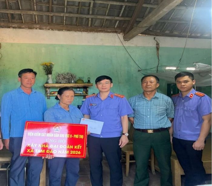 Ông Trần Anh Tuấn- Viện trưởng VKSND Khu vực 9 (thứ 3 từ phải qua) trao quà ủng hộ cho gia đình bà Nguyễn Thị Nhung