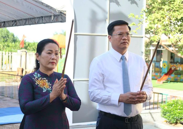 Lãnh đạo tỉnh Quảng Ngãi dâng hương tưởng niệm.