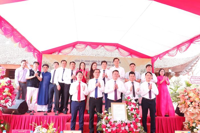 Đại diện lãnh đạo thành phố Hà Nội trao quyết định công nhận điểm Du lịch di tích đình Vân Cốc