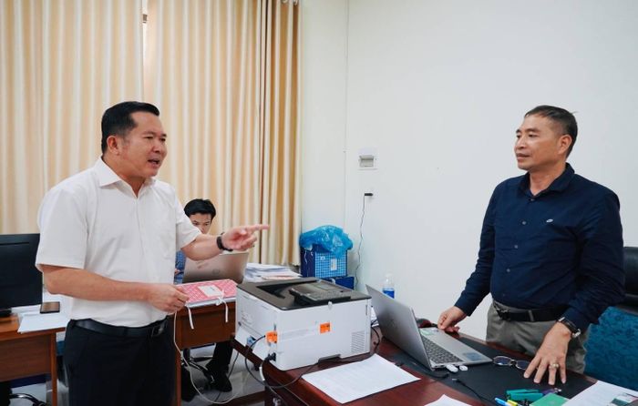 Phó Bí thư Tỉnh uỷ An Giang, Bí thư Đảng uỷ đặc khu Phú Quốc Đinh Văn Nơi (áo sơ mi trắng) chỉ đạo tổ cấp giấy Chứng nhận quyền sử dụng đất trong tháng 11 phải xử lý dứt điểm hồ sơ tồn đọng.