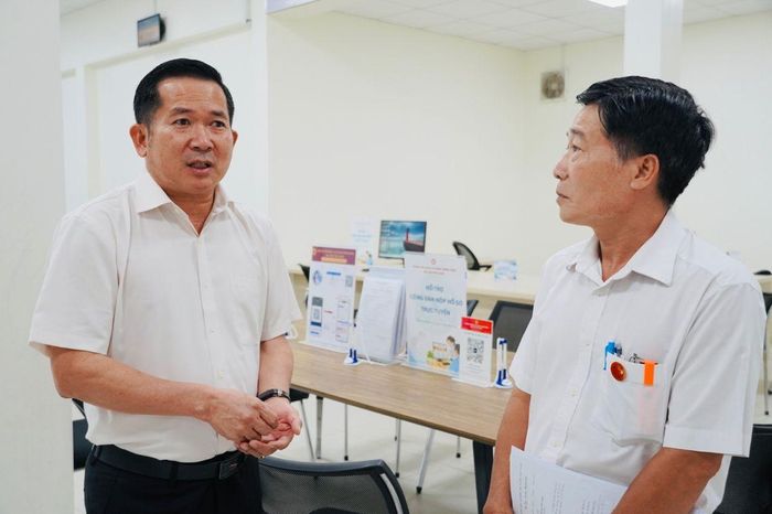 Phó Bí thư Tỉnh uỷ An Giang, Bí thư Đảng uỷ đặc khu Phú Quốc Đinh Văn Nơi (áo sơ mi trắng bên trái) chỉ đạo nóng trong về việc tiếp nhận và xử lý ngay không để hồ sơ tồn đọng.