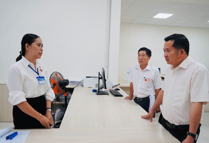 Phó Bí thư Tỉnh uỷ An Giang, Bí thư Đảng uỷ đặc khu Phú Quốc Đinh Văn Nơi nghe báo cáo việc tiếp nhận và trả kết quả TTHC liên quan đến lĩnh vực đất đai.
