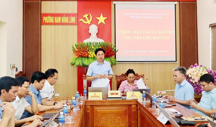 Bí thư Đảng ủy, Chủ tịch HĐND phường Nam Hồng Lĩnh, Hà Tĩnh Nguyễn Hữu Khiếu điều hành phiên chất vấn tại phiên họp thường kỳ tháng 9 của Thường trực HĐND xã. Ảnh: Bình Nguyên