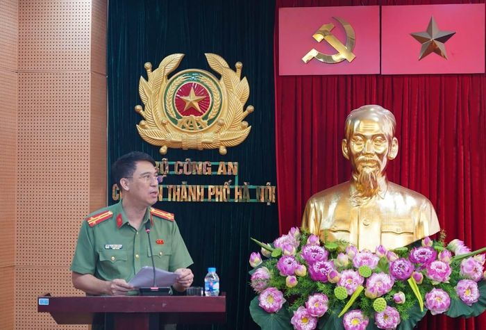 Thượng tá Hoàng Trọng Chung, Phó Trưởng phòng Tổ chức cán bộ công bố các quyết định.