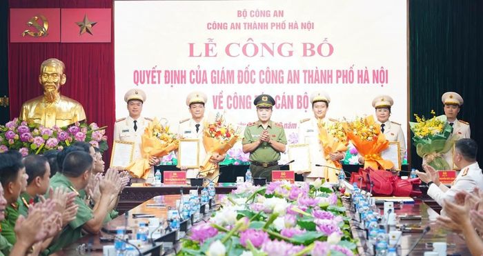 Giám đốc CATP trao quyết định cho các đồng chí được điều động, bổ nhiệm.