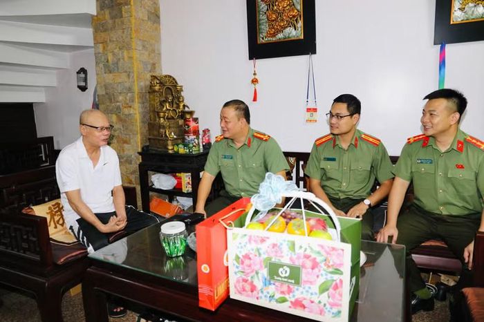 Đại tá Trần Văn Hùng - Phó Chủ tịch CLB bóng đá Công an Hà Nội cùng một số thành viên đội bóng tới thăm và tặng quà cựu danh thủ Đinh Xuân Hảo. (Ảnh: Băng Tâm/ An ninh Thủ đô)