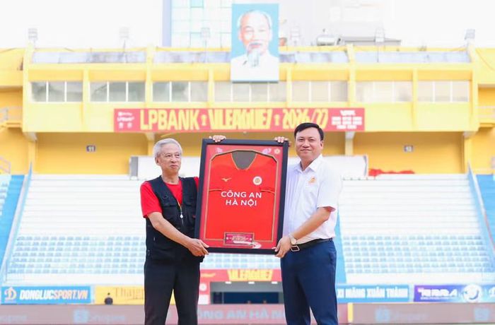Đại tá Nguyễn Tiến Đạt tặng chiếc áo đấu lưu niệm của CLB Công an Hà Nội tới cựu cầu thủ Mai Quốc Việt, đại diện Cựu cầu thủ Công an Hà Nội FC (Ảnh: Thuần Thư/ An ninh Thủ đô)