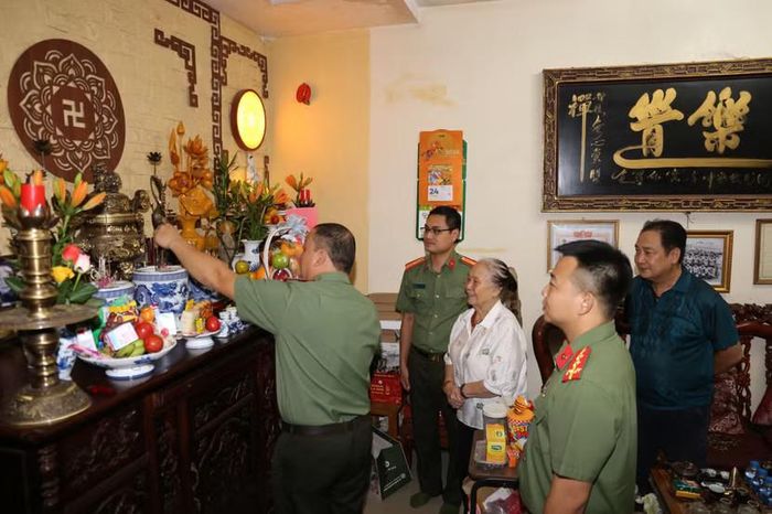 Cũng trong dịp này, Đại tá Trần Văn Hùng - Phó Chủ tịch CLB bóng đá Công an Hà Nội cùng một số thành viên đội bóng tới dâng hương tưởng nhớ cố Trưởng đoàn bóng đá Công an Hà Nội Tô Hiền, thăm hỏi và tặng quà gia đình. (Ảnh: Băng Tâm/ An ninh Thủ đô)