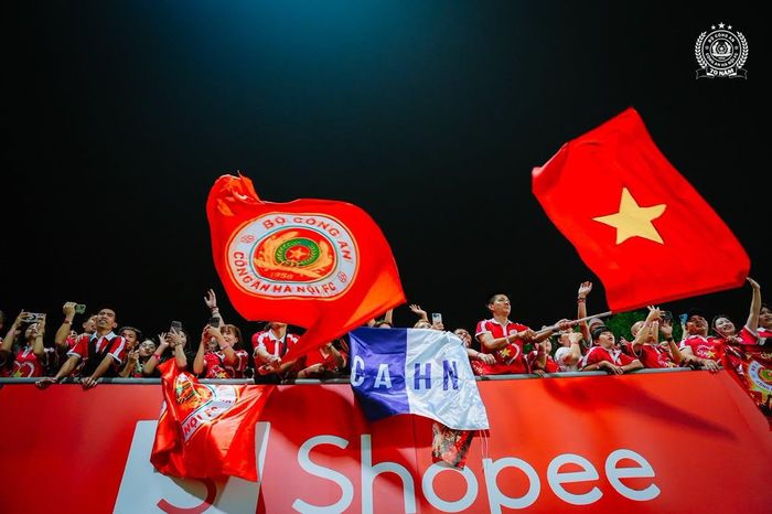 Người hâm mộ bóng đá Việt Nam trong trận thi đấu thuộc khuôn khổ Shopee Cup 2026 - 2027 tại SVĐ Jalan Besar mới đây. (Ảnh: CAHN FC)