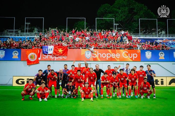 Những trái đỏ nơi đảo quốc sư tử. (Ảnh: CAHN FC)