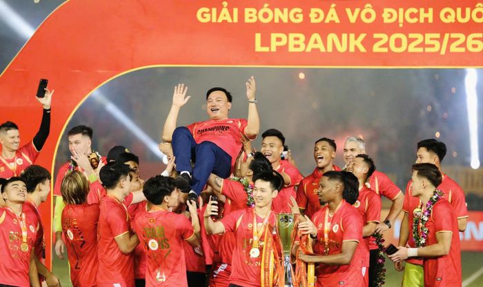 Các thành viên đội bóng tri ân và cùng Chủ tịch CLB Nguyễn Tiến Đạt ăn mừng chức vô địch V-League 2025/26. (Ảnh: An ninh Thủ đô)
