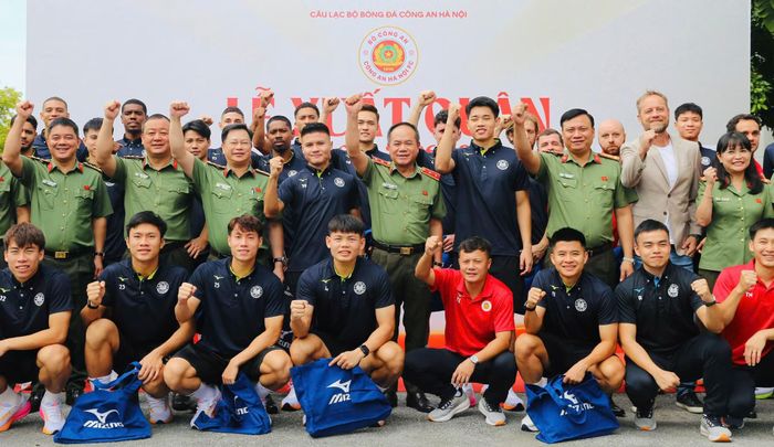 Ban Giám đốc CATP Hà Nội, ban lãnh đạo CLB Công an Hà Nội cùng các thành viên đội bóng thể hiện quyết tâm chinh phục các đấu trường tại mùa 2026/27 (Ảnh: An ninh Thủ đô)