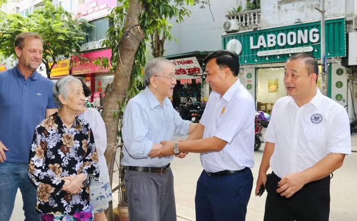 Sáng 30-9, Đoàn công tác do Đại tá Nguyễn Tiến Đạt - Phó Giám đốc CATP Hà Nội, Chủ tịch CLB bóng đá Công an Hà Nội dẫn đầu đã tới thăm hỏi cựu danh thủ Trần Đình Đức (Ảnh: Băng Tâm/ An ninh Thủ đô)